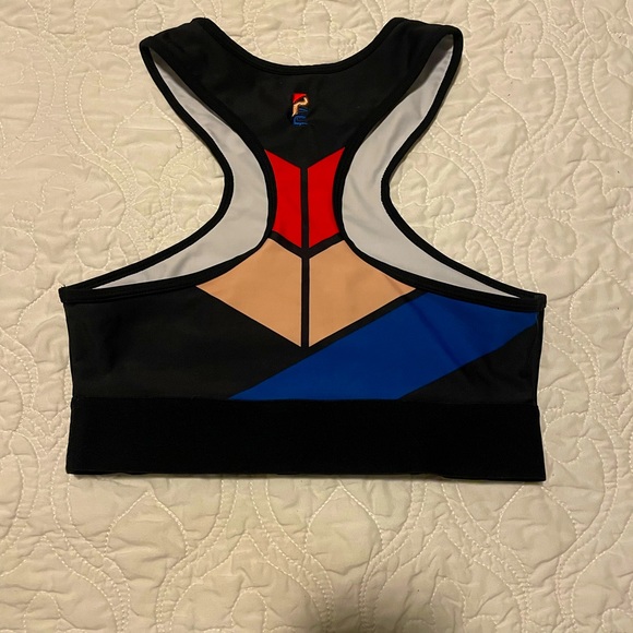 Woman’s work out top. - Picture 2 of 3